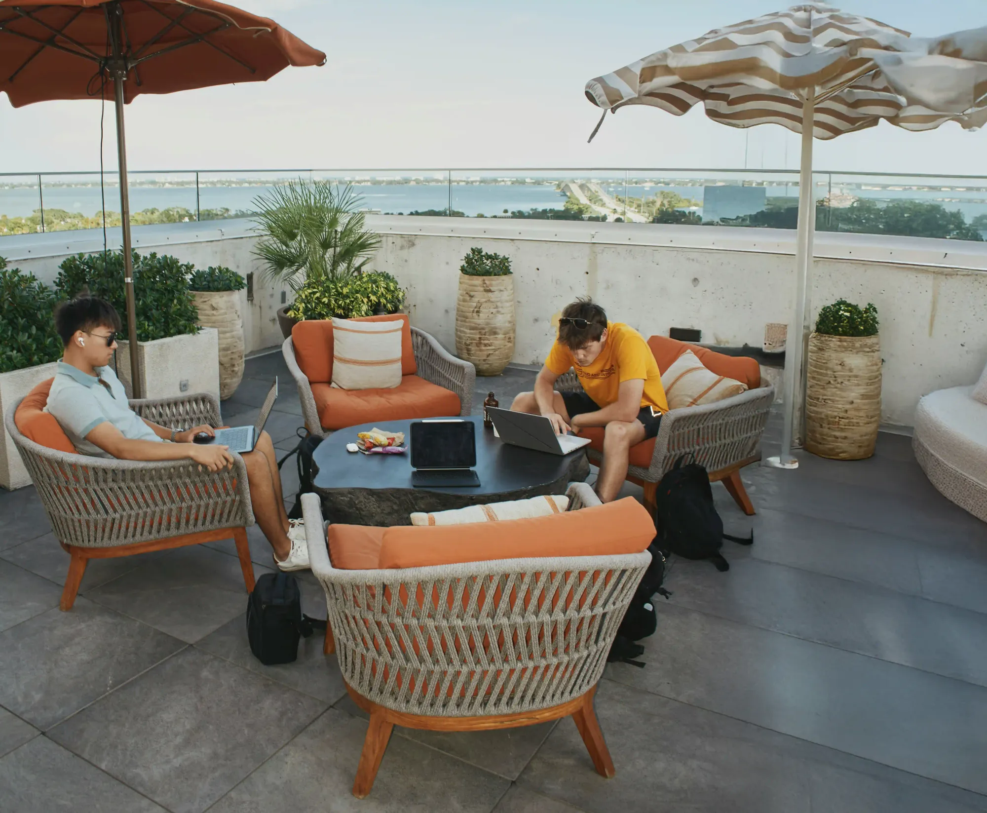 Двое парней в коливинге во время зимовки