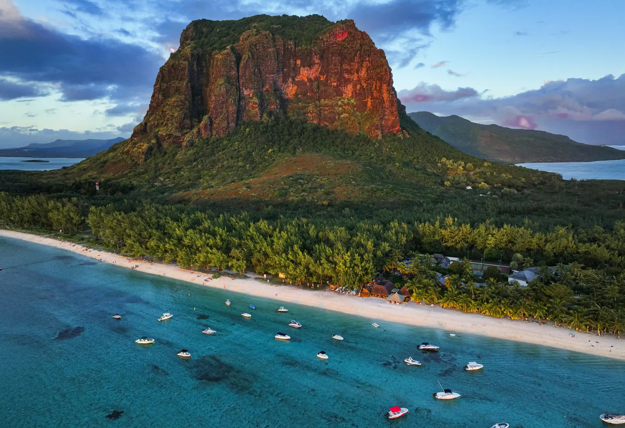 Гора Ле-Морн-Брабант на фоне бирюзовой лагуны Маврикия