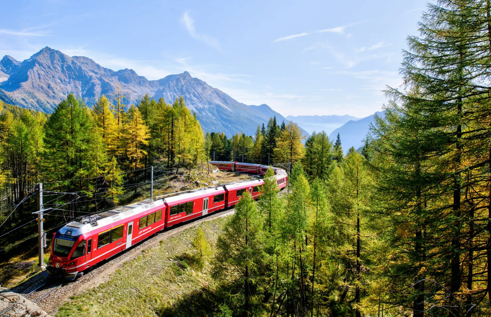 Бернина экспресс в Швейцарии на фоне Альпийских гор