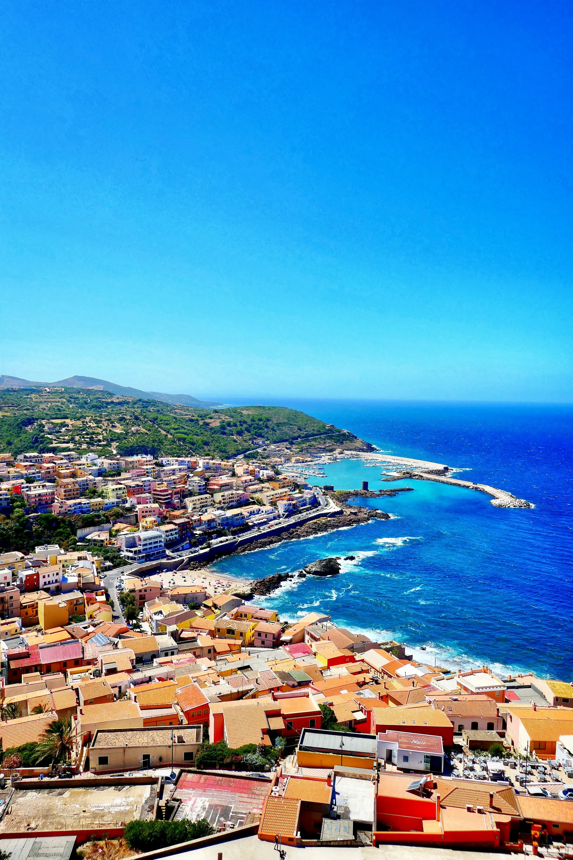 Остров Сардиния, панорамный вид на город и море