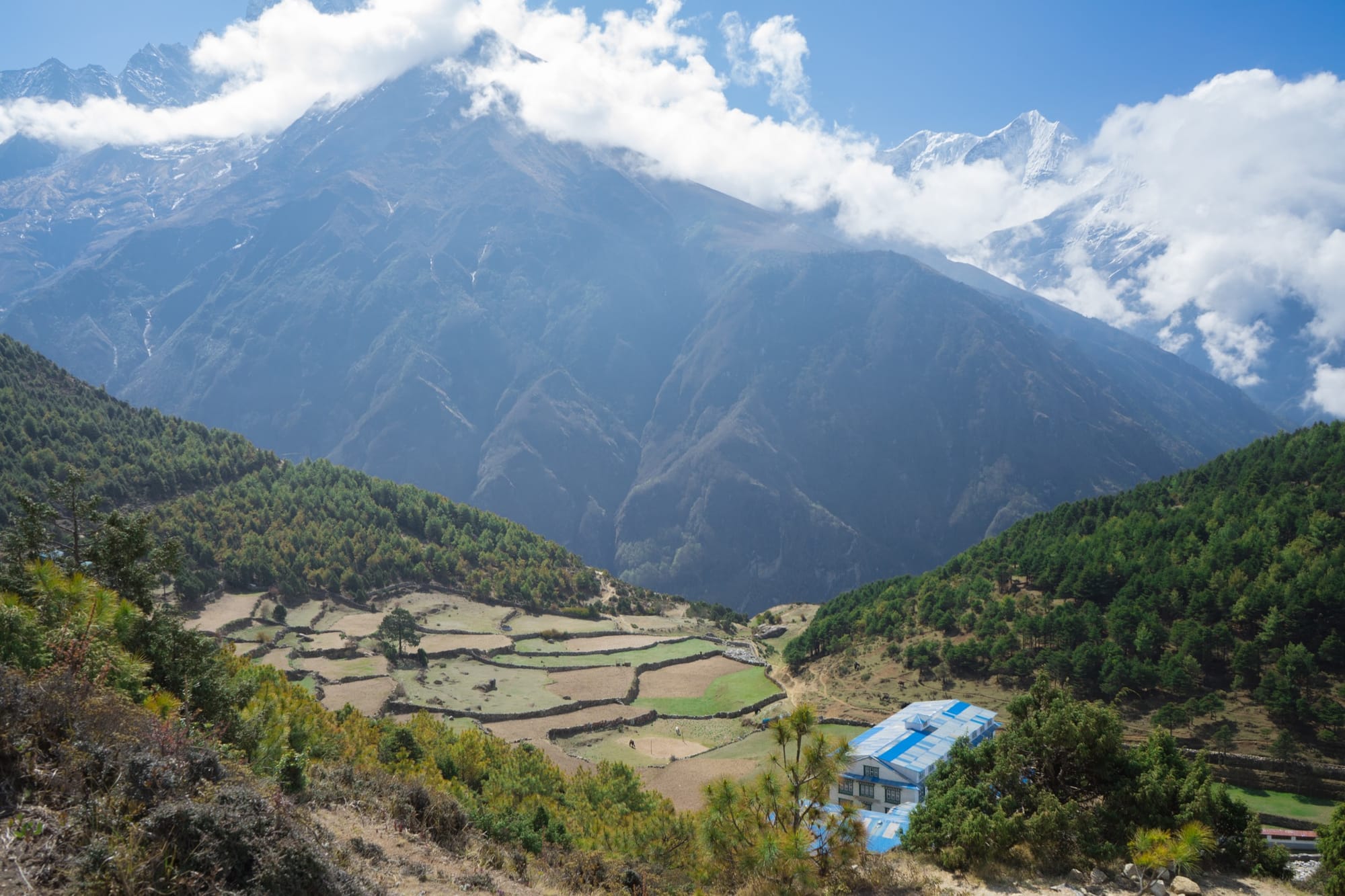 Тропа от Namche Bazaar к Everest View Hotel в регионе Хумбу