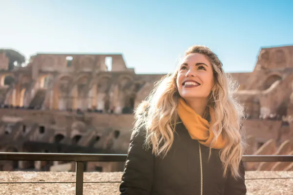 Туристка в Колизее, Рим